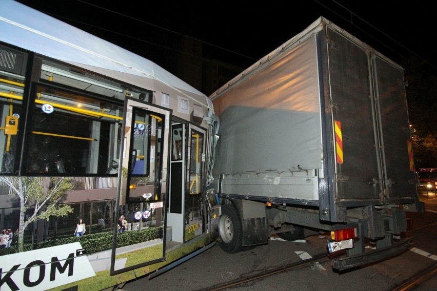 Wrocław: Tramwaj zderzył się z ciężarówką na Powstańców Śląskich (ZDJĘCIA)
