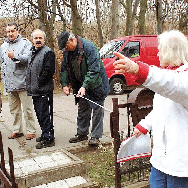 - Tu jest dobre kilka metrów, w sam raz, aby zbudować nową drogę bez niszczenia ogrodzeń i naszych schodów - mówi Eryka Walczok, pierwsza z prawej (drogę mierzy Jan Mikitiuk).