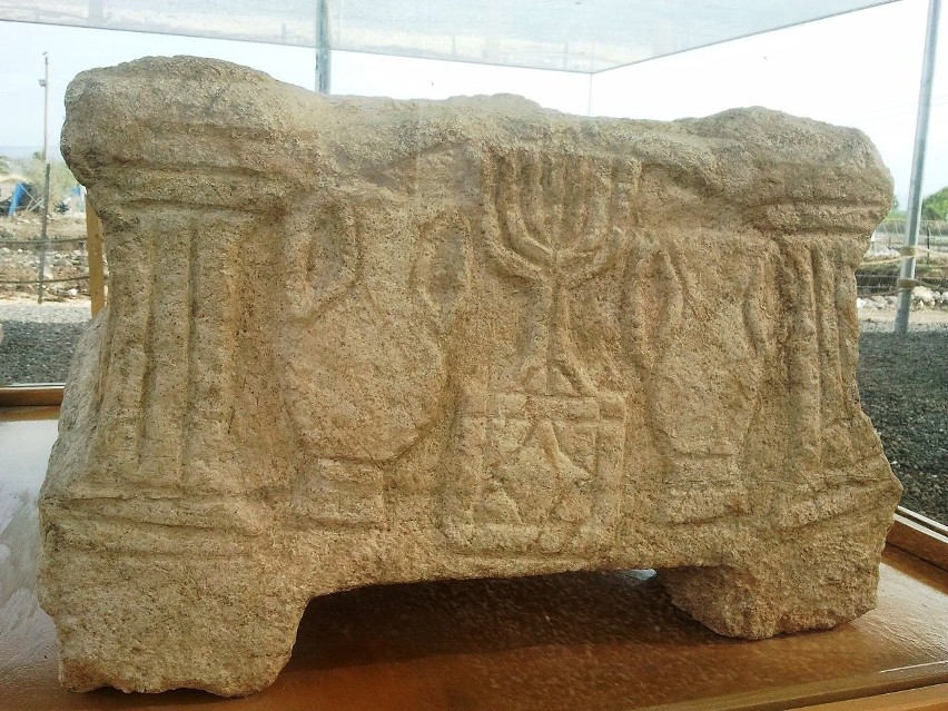 Kamień z wyreźbioną menorą z Magadli