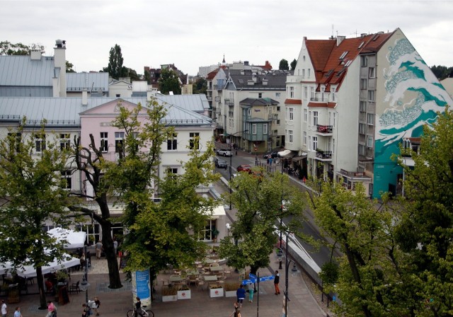 Tzw. chwilowi goście, wpadający na dobę lub dwie i organizujący w tym czasie w wynajmowanych mieszkaniach głośne imprezy, dają się mieszkańcom kurortu we znaki najbardziej