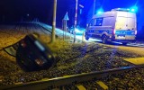 Wypadek w Staniszczach Małych. Kierowca seata nie trafił w przejazd kolejowy. Był pijany, wydmuchał 3 promile 