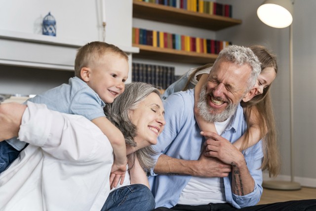 Dziadkowie mogą stworzyć szczególną więź ze swoimi wnukami. Jak to zrobić? Podpowiada psycholog.