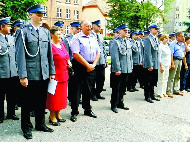 Rodzice zasłużonych policjantów &#8211; Celina i Sławian Dymek (od lewej), Halina i Tadeusz Deresz, Maria i Sławomir Leniec oraz Celina i Jerzy Jankowscy &#8211; otrzymali listy gratulacyjne.