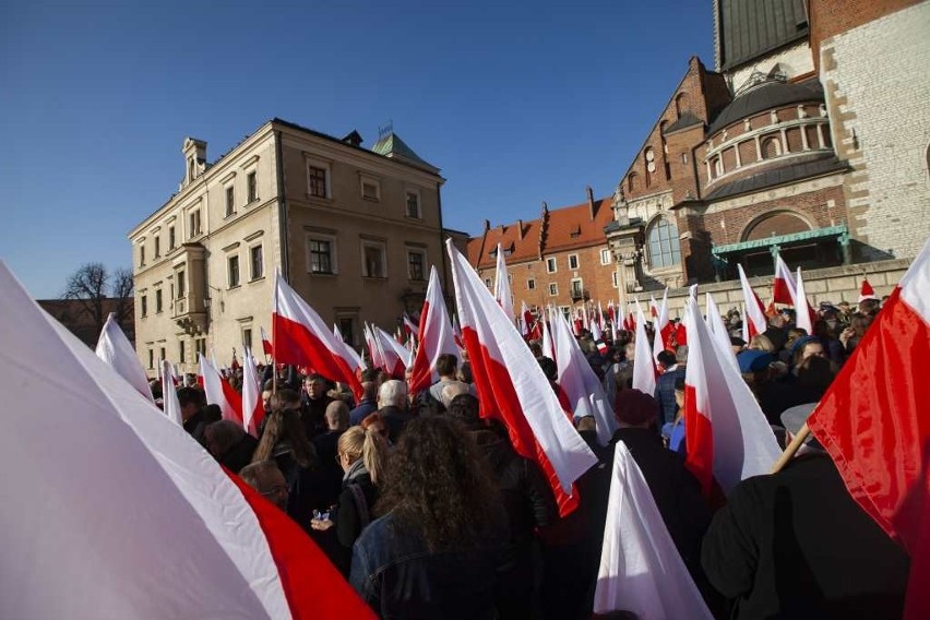 Biało-czerwony marsz i śpiewanie hymnu. Tak Kraków świętował setną rocznicę odzyskania przez Polskę niepodległości [ZDJĘCIA]