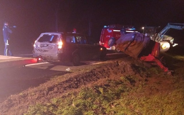 Sytuacja miała miejsce w nocy z 13 na 14 stycznia na drodze krajowej nr 92 między Lutolem Suchym, a Brójcami. Kierowca forda przewoził na lawecie maszynę rolniczą. Ze wstępnych ustaleń wynika, że urządzenie nie było odpowiednio zabezpieczone i spadło, po czym wylądowało na poboczu.Skrajną nieodpowiedzialnością wykazał się 28-letni kierowca, który na drodze krajowej transportował na lawecie ważąco blisko 2,5 tony maszynę rolniczą. Przeciążenie lawety i niewłaściwe zabezpieczenie ładunku sprawiło, że maszyna spadła na przeciwległy pas ruchu. Na szczęście nikt inny nie znajdował się na jezdni, dzięki czemu nie doszło do tragedii. 28-latek za popełnione wykroczenia drogowe odpowie przed sądem.W nocy z poniedziałku na wtorek (14 / 15 stycznia) międzyrzeccy policjanci dostali informacje o zdarzeniu na drodze krajowej K-92 (Brójce – Lutol Suchy), w którym miał uczestniczyć jeden pojazd. - Na miejscu mundurowi zastali forda mondeo z lawetą oraz stojącą na poboczu drogi maszynę rolniczą. Kierujący twierdził, że podczas jazdy, nie zapanował nad lawetą w konsekwencji czego maszyna spadła na jezdnię. Po dokładnym sprawdzeniu okazało się, że 28-letni kierowca w żaden sposób nie zabezpieczył przewożonego ładunku - przyznaje st. asp. Justyna Łętowska z Komendy Powiatowej Policji w Międzyrzeczu.Dodatkowo fordem mógł ciągnąć przyczepę o dopuszczalnej masie całkowitej wynoszącej do 1800 kg, natomiast ciągnięta laweta posiadała o wiele większą masę. To doprowadziło, że osobówka była lżejsza od ładunku, a tym samym trudno było zapanować nad pojazdem, który stracił przyczepność. Do tego kierujący nie posiadał uprawnień  do prowadzenia takiego zestawu pojazdów. W związku z uszkodzeniami samochodu, policjanci zatrzymali dowód rejestracyjny pojazdu. W wyniku zdarzenia uszkodzona została również infrastruktura drogowa. Na szczęście, w chwili zdarzenia nikt inny nie znajdował się na drodze, dzięki czemu co nie doszło do poważniejszego zdarzenia, które mogło zakończyć się tragedią.Z uwagi na wykroczenia popełnione przez 28-latka oraz ogromne zagrożenie, jakie mógł stworzyć dla innych użytkowników drogi, policjanci odstąpili od ukarania go mandatem karnym. W jego sprawie zostanie skierowany wniosek do Sądu Rejonowego w Międzyrzeczu. Okoliczności związane z wagą przewożonych ładunków, normuje art. 62 Ustawy prawo o ruchu drogowym, a dodatkowo w każdym z dowodów rejestracyjnych, wymienione są poszczególne masy pojazdów, do których należy się bezwzględnie stosować.Polecamy wideo: Grupa "Speed" działa w Lubuskiem. W Gorzowie odbyła się prezentacja BMW, którymi policjanci będą ścigać piratów