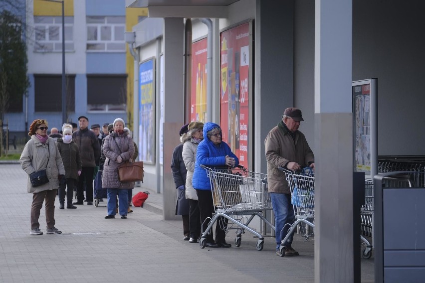  W sklepach zaczyna brakować pracowników przez koronawirusa. Jak walczyć z tą sytuacją? Polska Izba Handlu apeluje do rządu