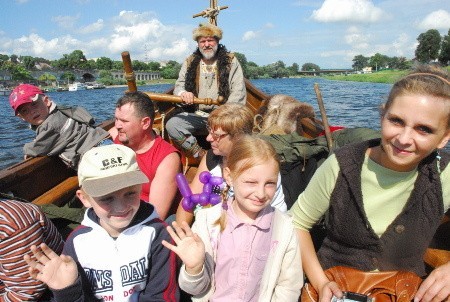 Na wycieczkę łodzią wikingów wybrała się Joanna Raczewska (od prawej) z ośmioletnią córką Weroniką i kuzynem dziewczynki Patrykiem Aniołem. Przy sterze siedział wiking Marek Szabliński.