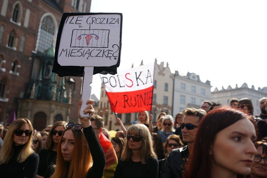 Czarny protest na Rynku Głównym w Krakowie. "Piekło kobiet trwa" [ZDJĘCIA, WIDEO]