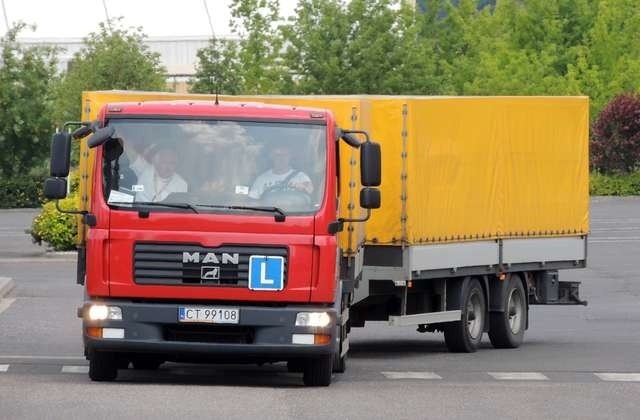 Ciężarówki służące obecnie do egzaminów zostały kupione jako nowe i mają po około 100 tysięcy kilometrów przebiegu 