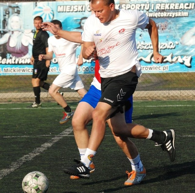 Zespół złożony z piłkarzy ręcznych wywalczył trzecie miejsce w wakacyjnym turnieju piłki nożnej. Na zdjęciu Tomasz Radowiecki.