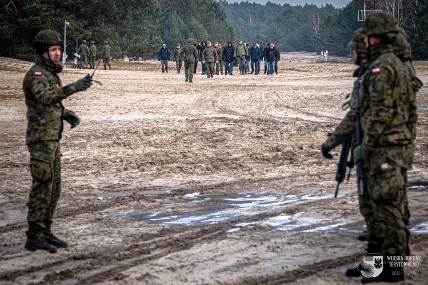 Samorządowcy i pracodawcy ze Świętokrzyskiego z żołnierzami na poligonie. Zobacz zdjęcia