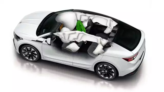 Centralna poduszka powietrzna znajduje się w okolicach podłokietnika fotela kierowcy. O jej obecności informuje materiałowa etykieta z napisem „Airbag” umieszczona nad konsolą środkową z boku podłokietnika.