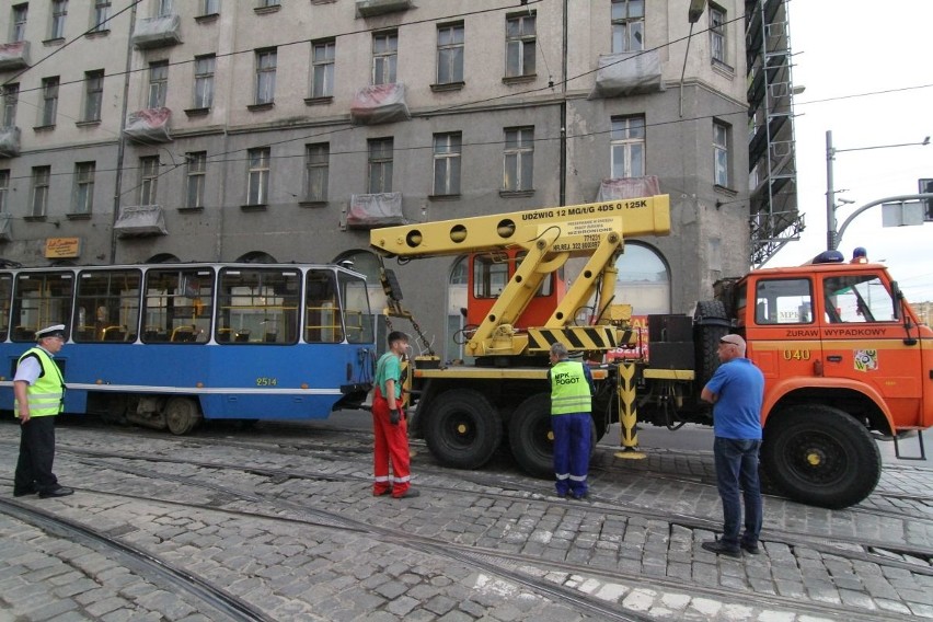 Przy Dworcu Głównym wykoleił się tramwaj  [ZDJĘCIA]