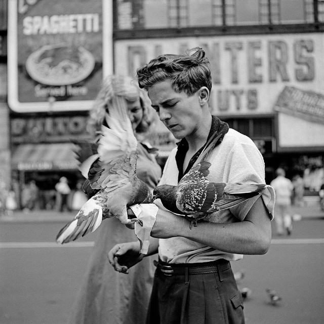 Wieczór rozpocznie się od seansu „Szukając Vivian Maier” – głośnego dokumentu w reżyserii Johna Maloofa i Charliego Siskela, którzy opisują historię niezwykłej, nieodkrytej za życia artystki, która pozostawiła po sobie ponad 150 tys. fotografii.