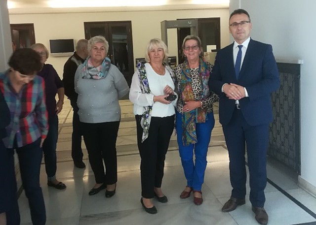 Seniorzy wraz z burmistrzem mieli okazje zwiedzić budynek Sejmu i Senatu.