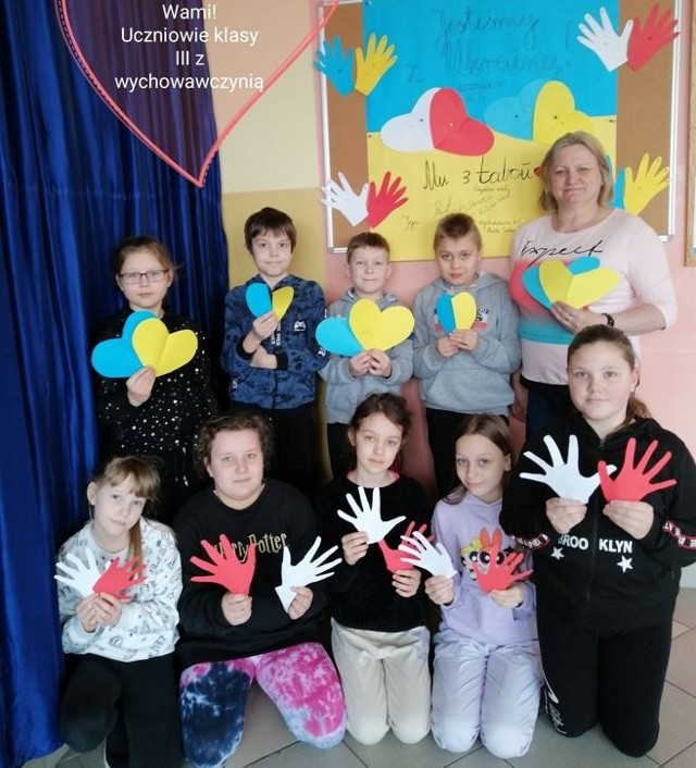 Trzecioklasiści  wykonali dla dzieci z Ukrainy magiczne obrazki  z tęczowej wydrapywanki. Wspólnie z wychowawczynią Martą Sochą udekorowali swoją klasę w barwy niebiesko-żółte i biało-czerwone, a na korytarzu szkolnym stworzyli gazetkę na znak solidarności z Ukrainą