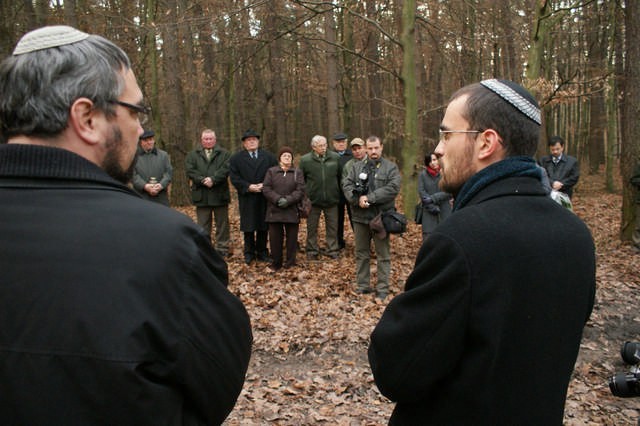 W poniedziałkowej uroczystości wzięli udział Pinchas Zarczynski, pomocniczy rabin Warszawy oraz Elisza Ziolkos, z zarządu fundacji "Izkor" 