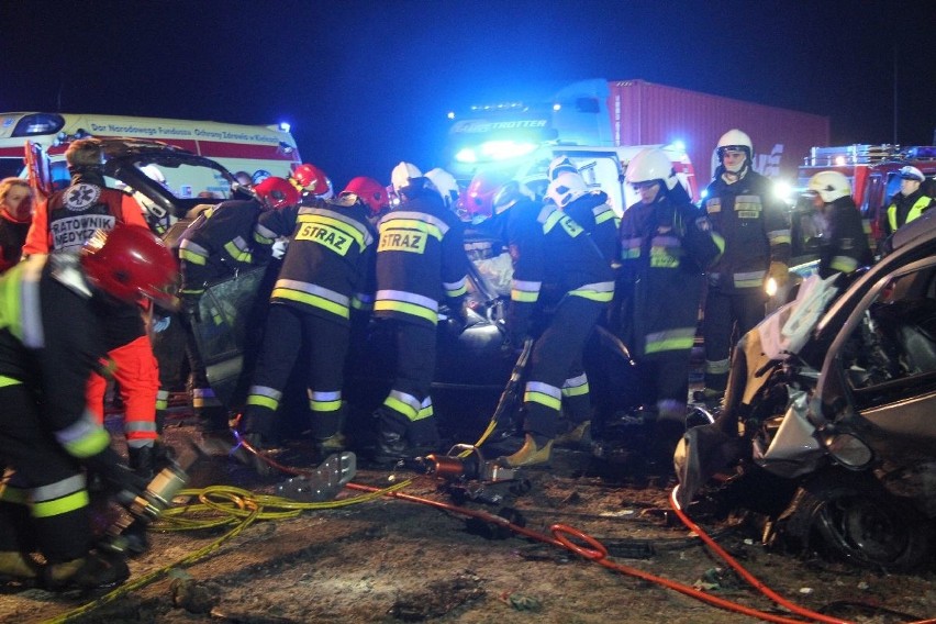 Śmiertelny wypadek na ekspresowej "7" koło Tokarni. Wielu rannych. Jeden z kierowców jechał pod prąd, doszło do czołowego zderzenia! 