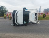 Wypadek na obrzeżach Wrocławia. Auto dostawcze przewróciło się na bok po zderzeniu z ciężarówką [ZDJĘCIA]