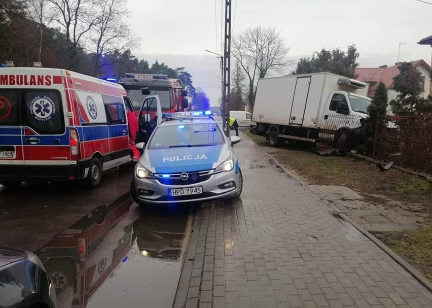 Stoczek Łukowski. 54-latek zasłabł za kierownicą i uderzył w ogrodzenie. Nie żyje