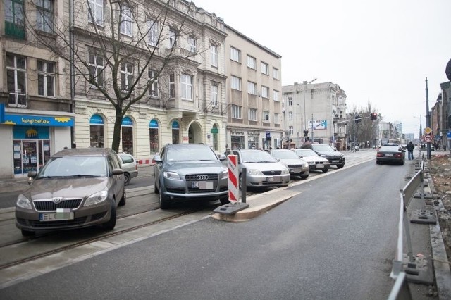W ciągu tygodnia strażnicy miejscy wypisują nawet kilkadziesiąt mandatów kierowcom, którzy parkują na nieczynnym torowisku na ul. Piotrkowskiej. 