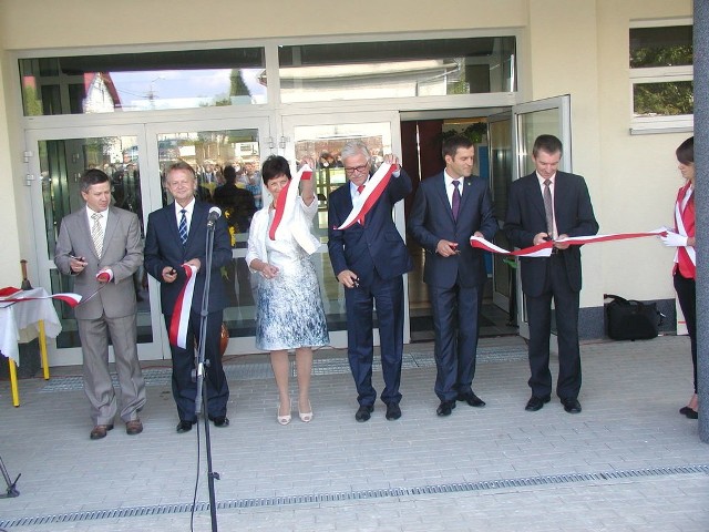 Było oficjalne  otwarcie gimnazjum z przecięciem wstęgi.