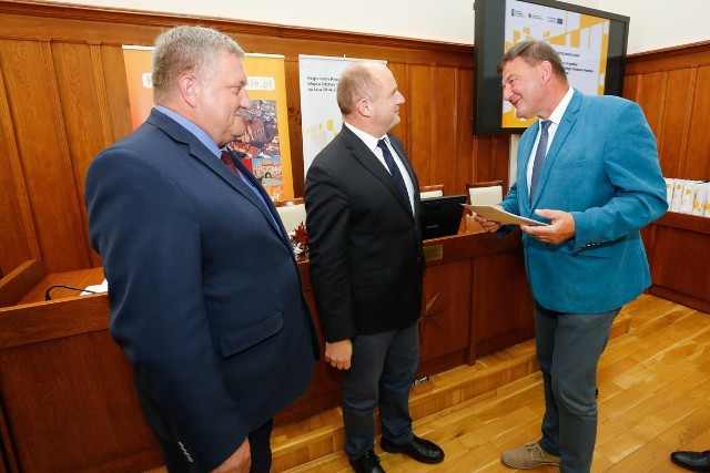To zdjęcie wykonane zostało chwilę po podpisaniu umowy w urzędzie marszałkowskim. Od prawej: starosta Wojciech Porzych.