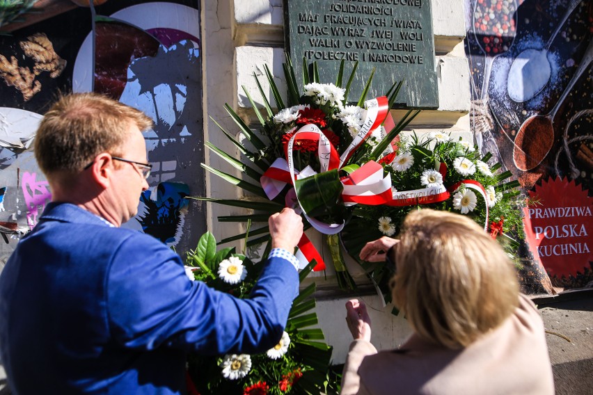 Przedstawiciele lewicy złożyli kwiaty na Placu Bernardyńskim...