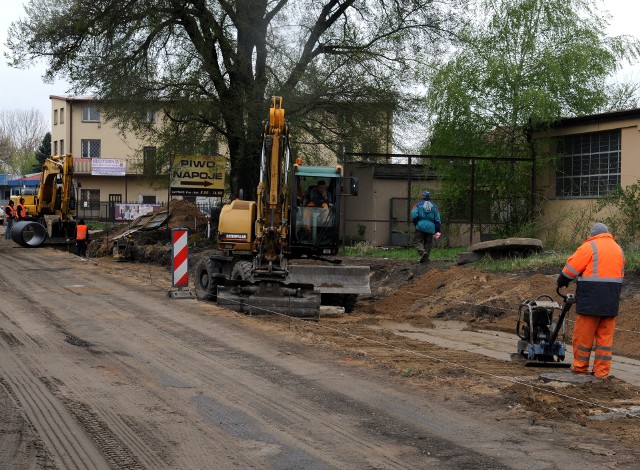 Na ulicy Tartacznej trwają prace przy budowie kanału, odcinkami ulica jest wyłączana z ruchu.