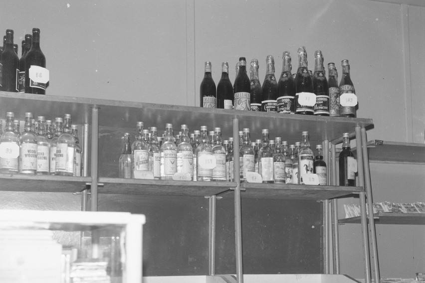 Sklep z alkoholem w PRL-u. Zdjęcie z 1973 roku.