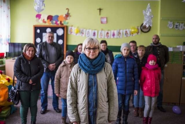 W obronie szkoły mieszkańcy zebrali 400 podpisów. Na  pierwszym planie dyrektor szkoły, Grażyna Ciechowska