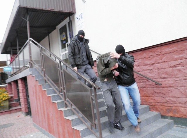 Przedwczoraj Łukasz Z. został doprowadzony do Prokuratury Rejonowej w Łomży. Tam usłyszał zarzuty, do których się nie przyznaje. Sąd zdecyduje o jego tymczasowym aresztowaniu.
