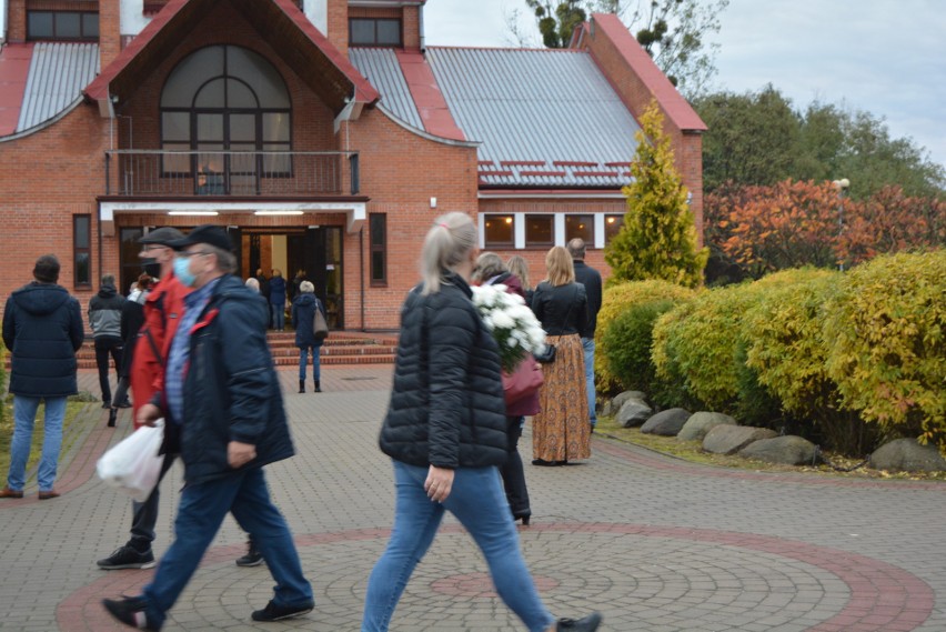 Ostrołęka. Cmentarze parafialny i komunalny od wtorku 3.11.2020 znów otwarte. Ile osób odwiedziło je pierwszego dnia po otwarciu?