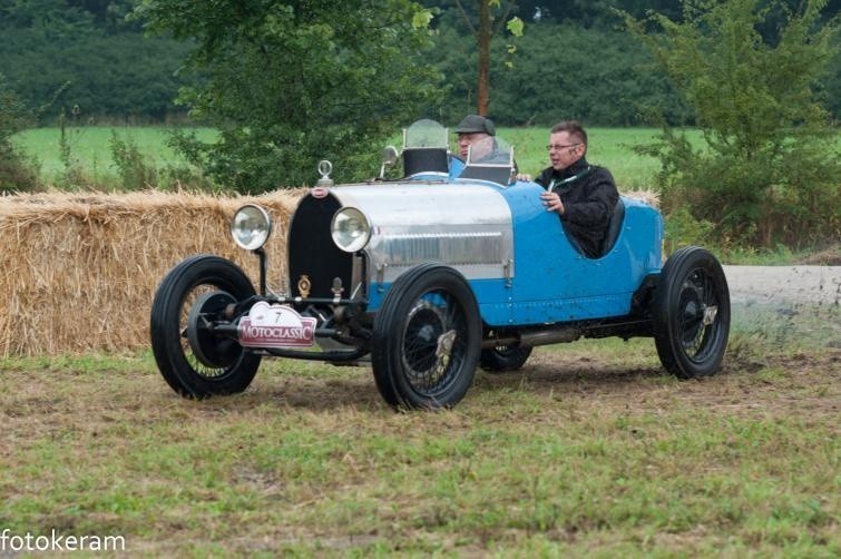 Widowiskowe próby sportowe samochodów zabytkowych na Moto...