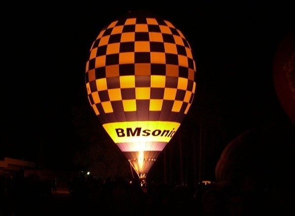Nocna gala balonów.