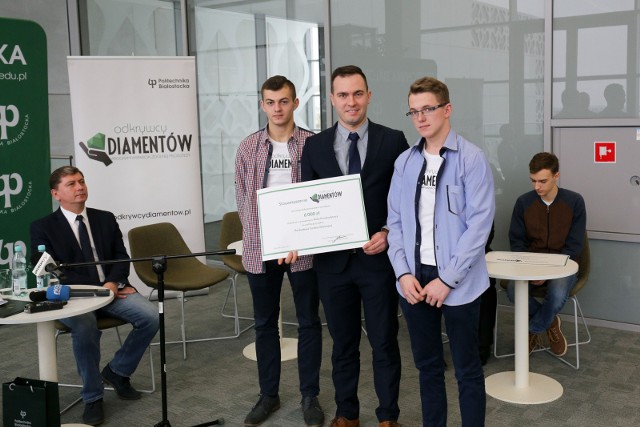 Uczniowie z ZSOiT w Mońkach otrzymali za swój projekt  stypendium