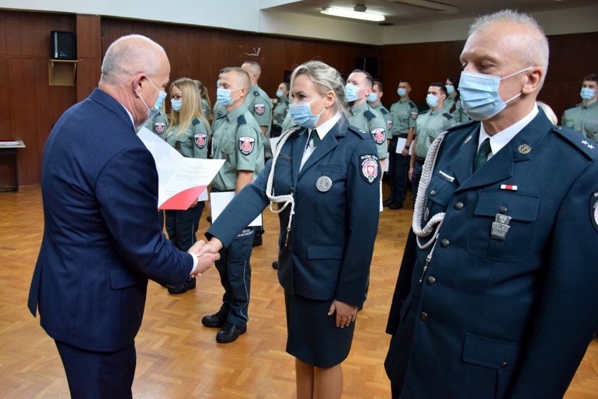 Białystok. Nowi funkcjonariusze w podlaskiej KAS. 20 nowoprzyjętych do służby złożyło uroczyste ślubowanie [ZDJĘCIA]