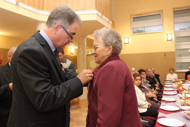 Helena Stanna od 60 jest szczęśliwą małżonką pana Zenona. Na zdjęciu odbiera od wójta odznaczenie z okazji 60. rocznicy swojego ślubu.