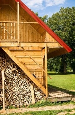 Drewniane elewacje kojarzą się z naturą, ciepłem i...