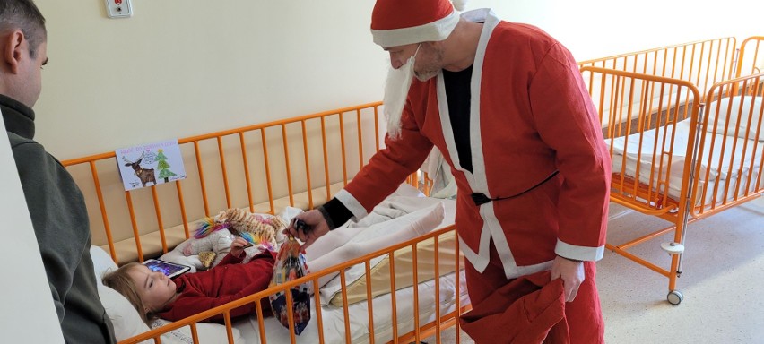 Mikołaje z City Taxi odwiedziły dzieci w słupskim szpitalu