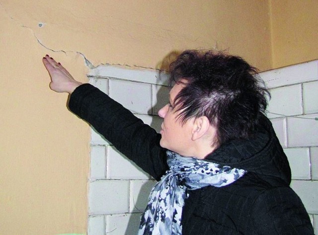 &#8211; Pęknięcia na ścianach pojawiły się we wszystkich pomieszczeniach &#8211; mówi Barbara Łada z Janówki. &#8211; Apelujemy o pomoc, ale wszyscy nas ignorują.