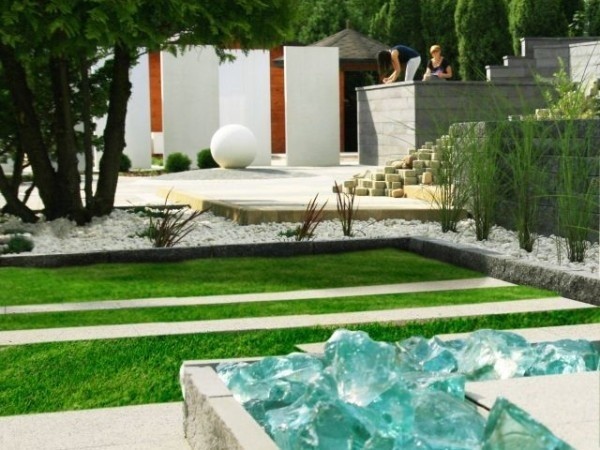 Minimalistyczny ogród w stylu zen - czym się charakteryzuje?