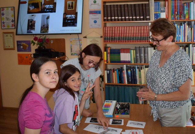 W oddziale dla dzieci Biblioteki Publicznej w Miastku odbyły się warsztaty plastyczno-techniczne nawiązujące do biografii Józefa Wybickiego.