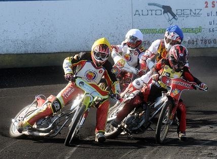 W II biegu finałowego turnieju IMP walczyli (od lewej): Mateusz Liszka, Robert Chmiel (obydwaj z Rybek Rybnik), Patryk Beśko (Lotos Gdańsk) i Daniel Kopiec (GUKS Speedway Wawrów)