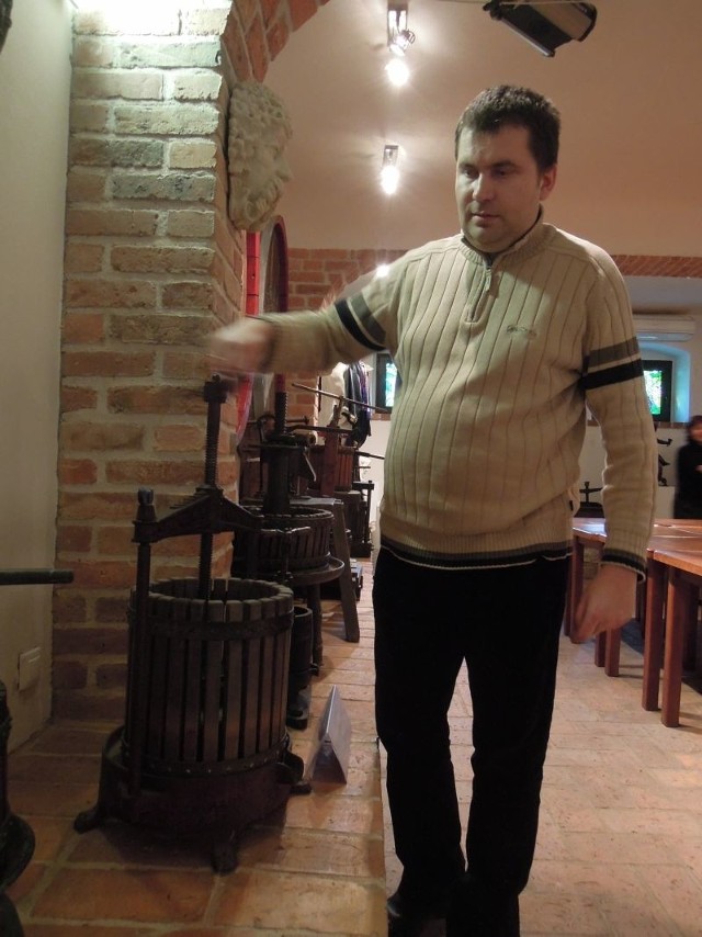 Przewodnikiem po Muzeum Wina jest Arkadiusz Cincio, który pokazuje jak działały sprzęty winiarskie