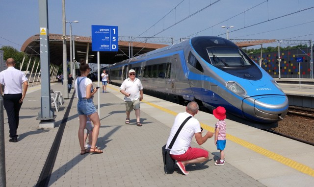 Polacy coraz częściej podróżują pociągami.