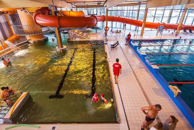 Park wodny w ŚwieciuPowstał w miejscu starej pływalni w Przechowie. Do dyspozycji jest 5 torów pływackich basenu sportowego, rekreacyjny z dyszami wodnymi, hydromasażem i rwącą rzeką, brodzik dla najmłodszych z gejzerami, dwie zjeżdżalnie, jacuzzi i sauny. Kosztował ok. 15 mln zł.BILETYBILET NORMALNYHappy Hours (codziennie, 7:00 – 9:00) - 17 zł za godzinęPoniedziałek – piątek (9:00 – 22:00) -  19 zł za godzinę, 24 zł za dwie godzinySobota – niedziela i święta (9:00 – 22:00)  - 23 zł za godzinę, 29 zł za dwie godzinyBilet bez limitu czasowego - 44 złBILET ULGOWYHappy Hours (codziennie, 7:00 – 9:00) - 14 zł za godzinęPoniedziałek – piątek (9:00 – 22:00) - 17 zł za godzinę, 22 zł za dwie godzinySobota – niedziela i święta (9:00 – 22:00) - 19 zł za godzinę, 25 zł za dwie godzinyBilet bez limitu czasowego  - 42 zł