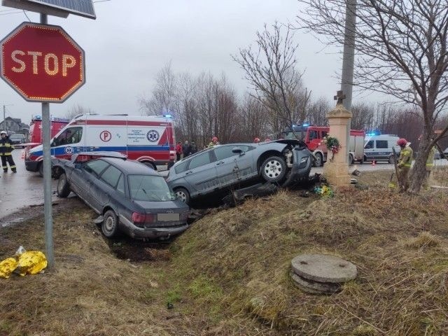 Na miejscu piątkowego wypadku w Podzamczu w gminie Piekoszów