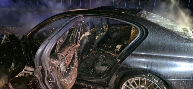 Gdy strażacy dojechali na miejsce, ogień szalał już w kabinie pojazdu.