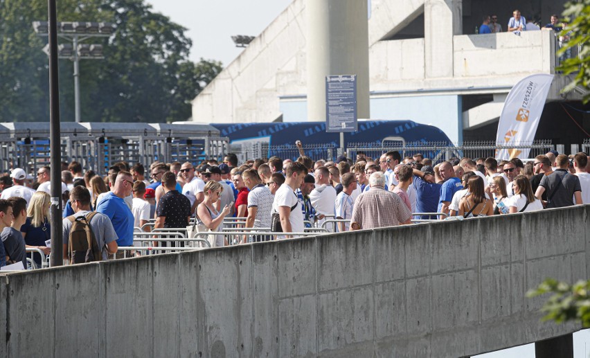 Niesamowita frekwencja na meczu Stali Rzeszów. Doping...